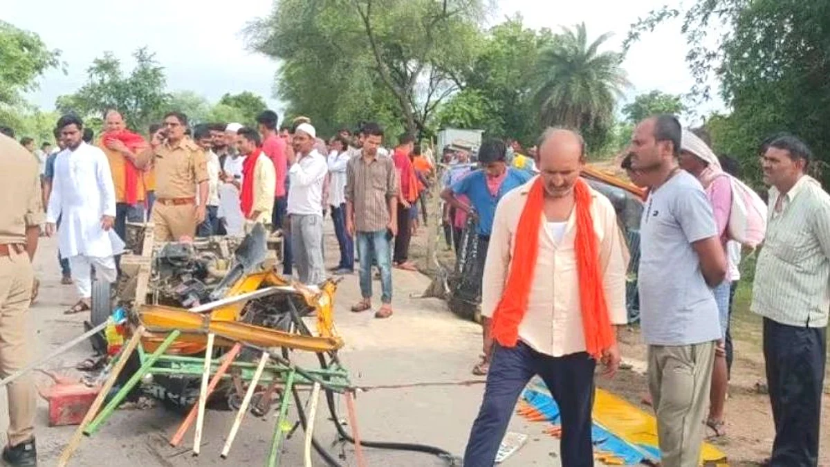 UP के बांदा में भीषण सड़क हादसा, 6 की मौत, 10 गंभीर घायल, मृतकों में 3 बच्चे शामिल
