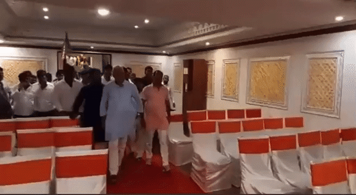 मैं और किससे बात करूंगा, मैं ऐसे ही बात करुंगा। 28 कार्यकर्ता हैं। सब जिलाध्यक्ष हैं, आप जिलाध्यक्षों को नहीं आने देंगे