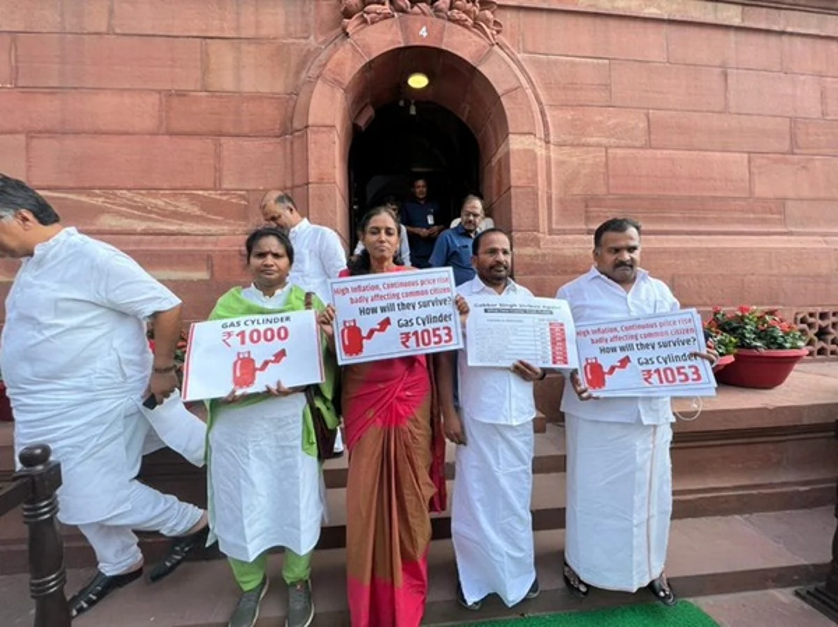 Monsoon Session: हंगामे को लेकर कांग्रेस के 4 सांसद लोकसभा से पूरे सत्र के लिए निलंबित
