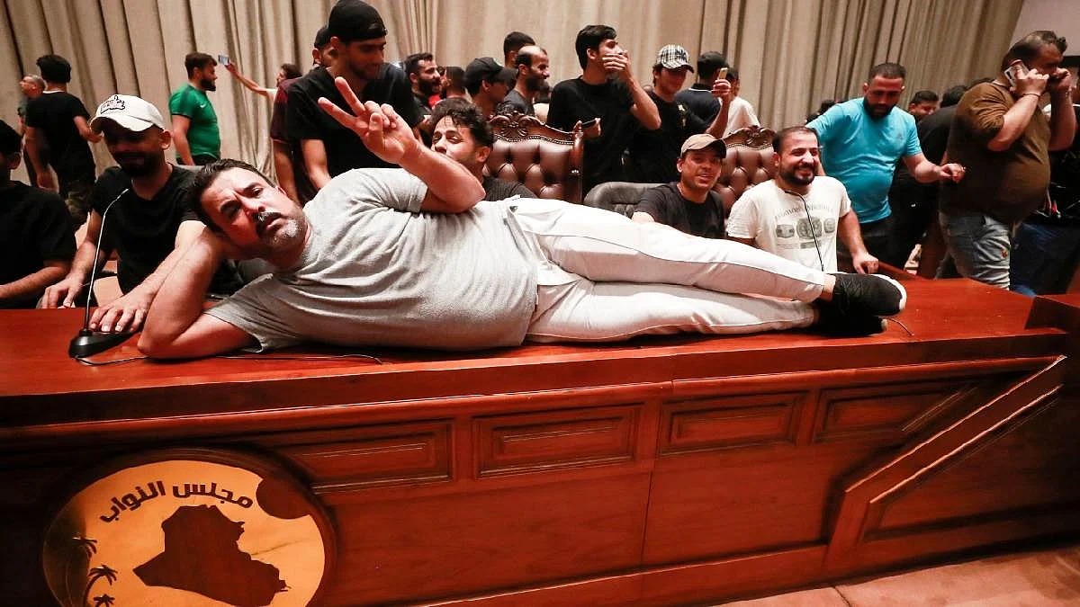 Iraq News: इराक में भी श्रीलंका जैसे हालात! प्रदर्शनकारियों ने संसद भवन पर किया कब्जा