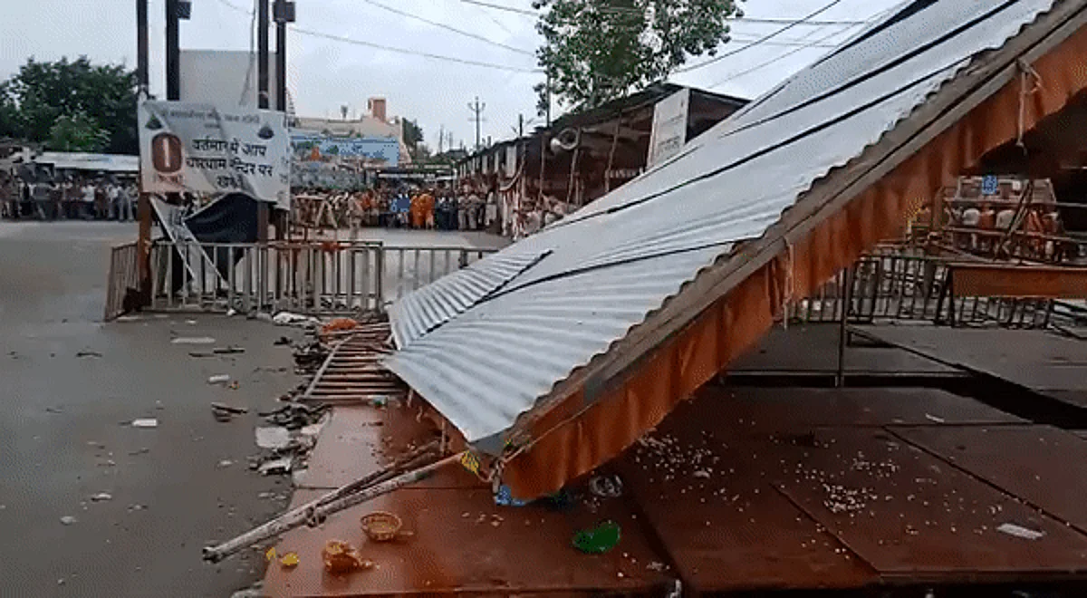 उज्जैन के महाकाल मंदिर में टिन शेड गिरने से भगदड़, दो श्रद्धालु घायल