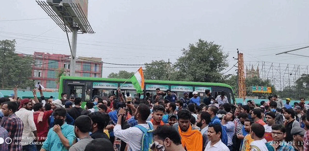 बिहार में तनाशाही! लाठीबाज ADM के बाद अब पुलिस की बर्बरता, BPSC अभ्यर्थीयों पर दौड़ा-दौड़ा कर लाठियां भांजी