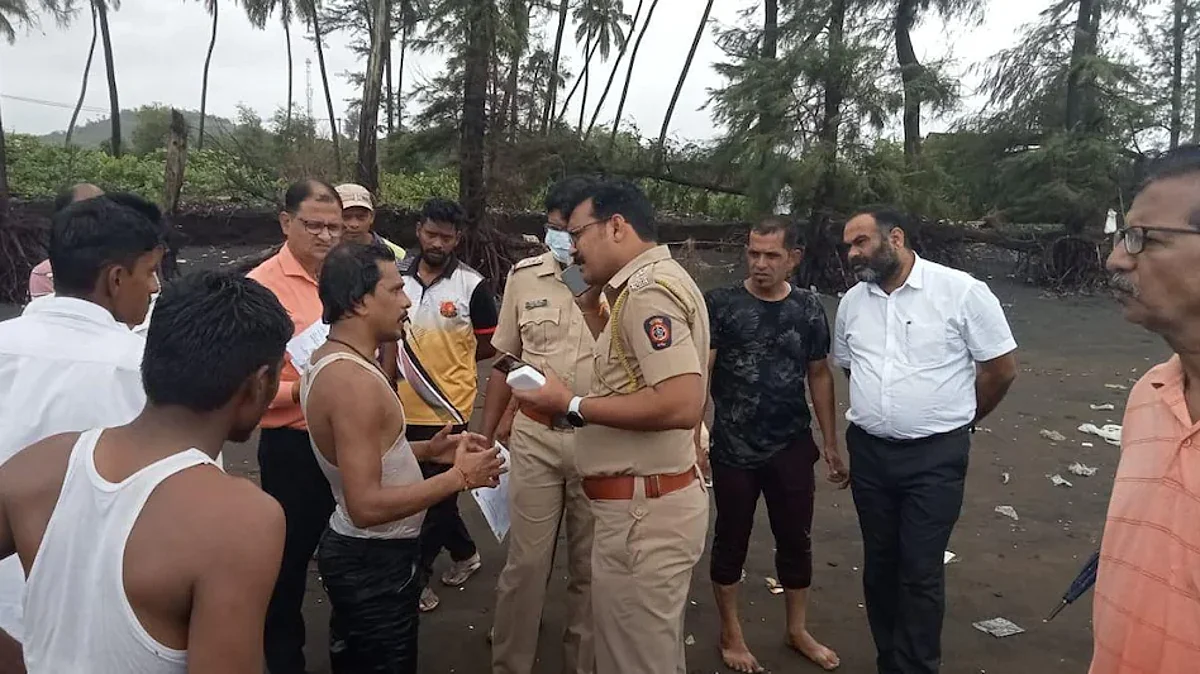 Maharashtra: रायगढ़ में हथियारों से भरी नाव मिलने से हड़कंप, फडणवीस ने कहा- यह बोट मस्कट से यूरोप जा रही थी