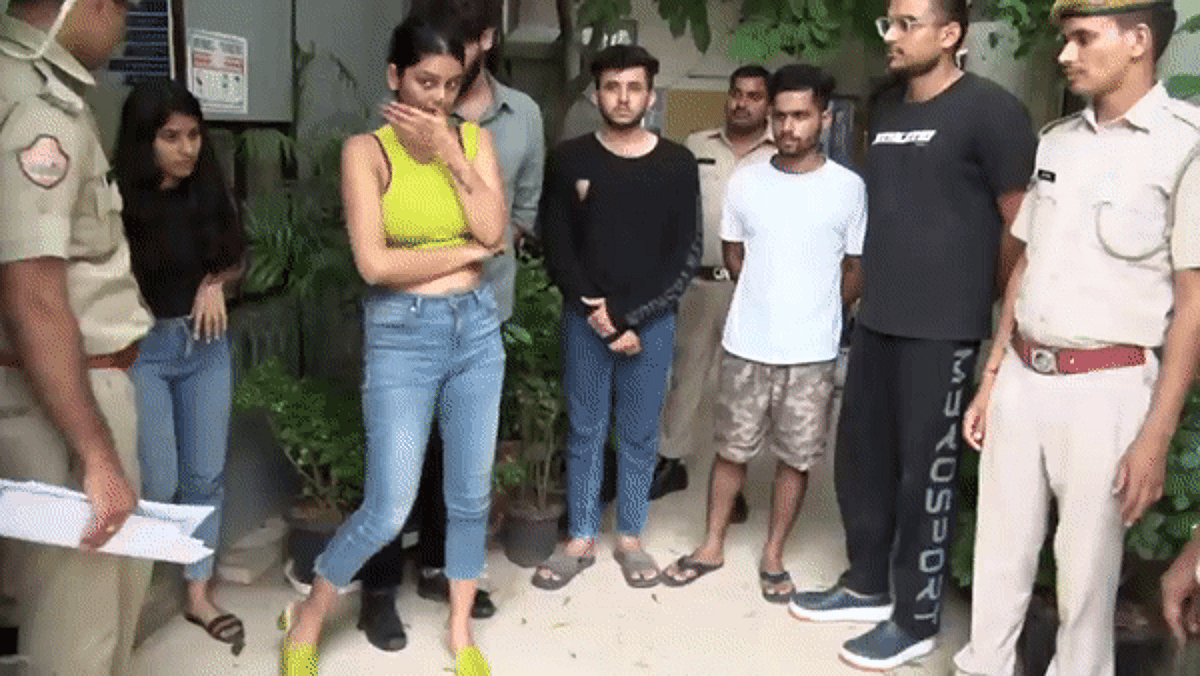 पुलिस ने युवक - युवतियों को किया शांति भंग में गिरफ्तार