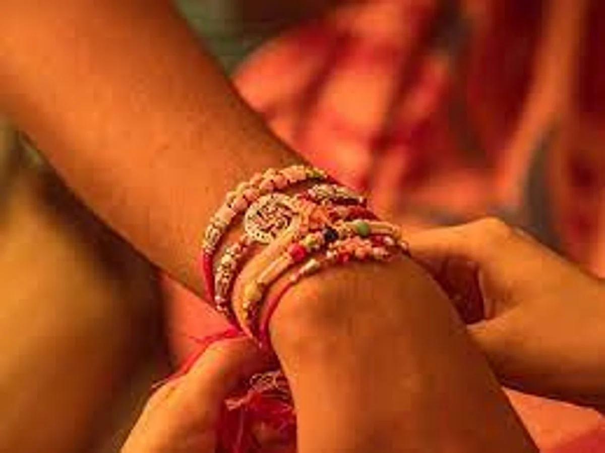 ईसाई मिशनरी स्कूल में राखियां उतार कूड़ेदान में फेंकने को किया मजबूर, स्कूल के खिलाफ हिंदू समाज ने खोला मोर्चा
