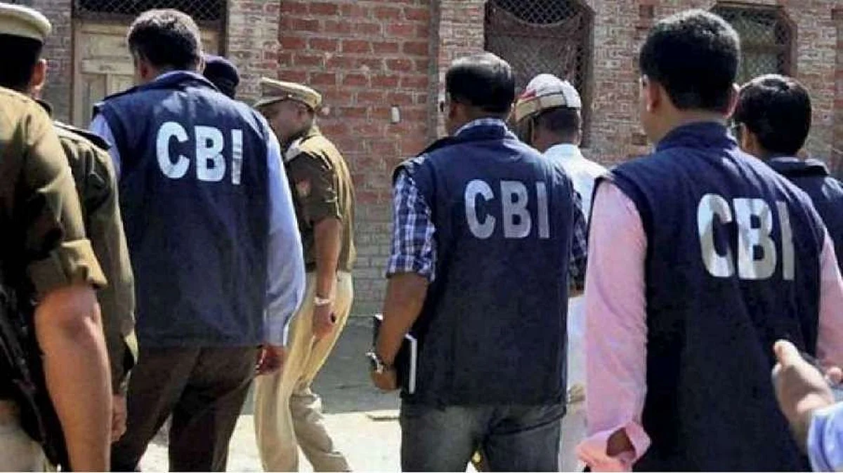 West Bengal में TMC नेताओं पर CBI ने कसा शिकंजा, बंगाल में आवासों पर छापेमारी