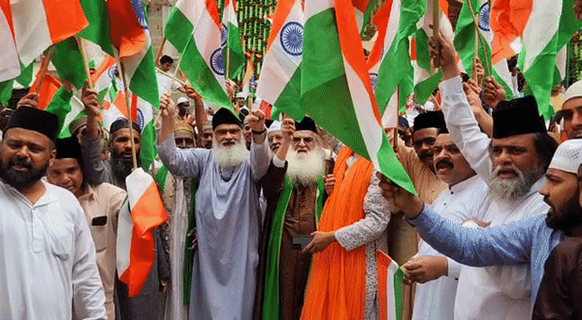 तिरंगे का मजहबीकरण! अजमेर में तिरंगा लेकर नारे- "मेरे ख्वाजा का हिंदुस्तान जिंदाबाद", तूल पकड़ सकता है मामला