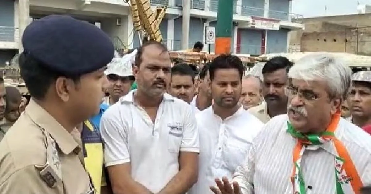 पुलिस अधिकारी से बात करते भाजपा विधायक।