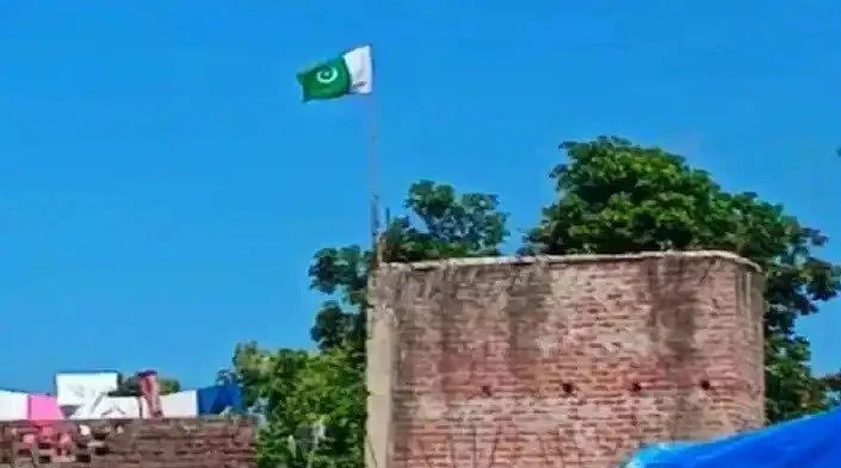 Kushinagar News: मुस्लिम युवक ने घर पर लगाया पाकिस्तानी झंडा, वीडियो वायरल होने पर पुलिस ने लिया हिरासत में
