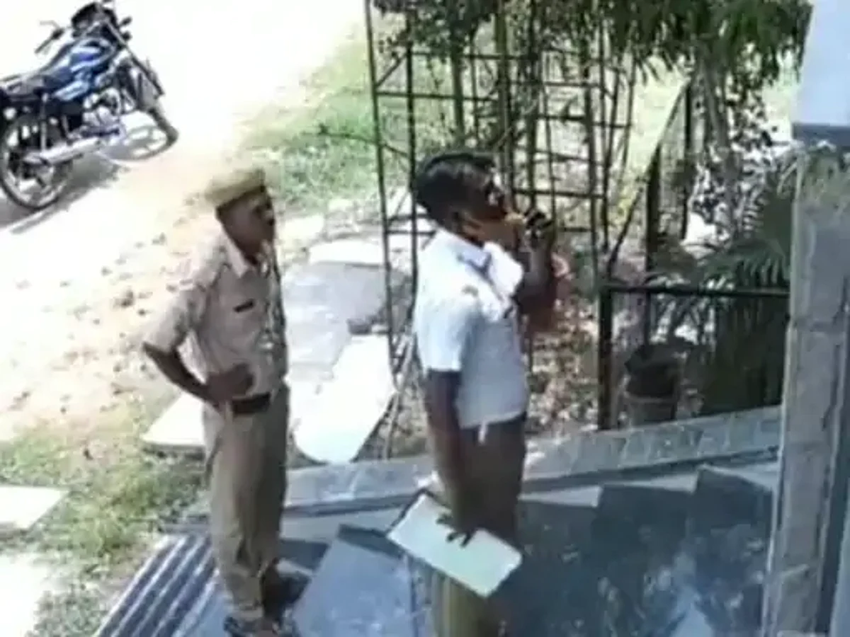 घर के बाहर फर्जी पुलिसकर्मी