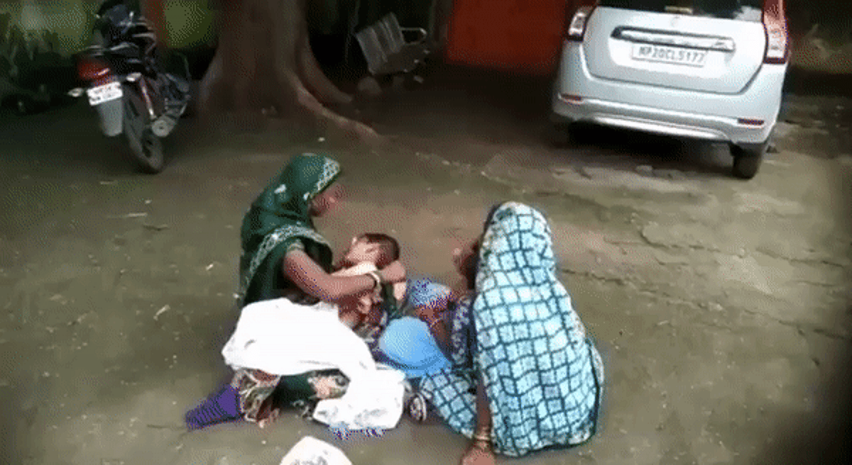 सड़क पर लाल निढ़ालः बिलखती मां पुकारती रही 'उठ मेरे लाल'; परिजनों का आरोप- अस्पताल में नहीं था डॉक्टर