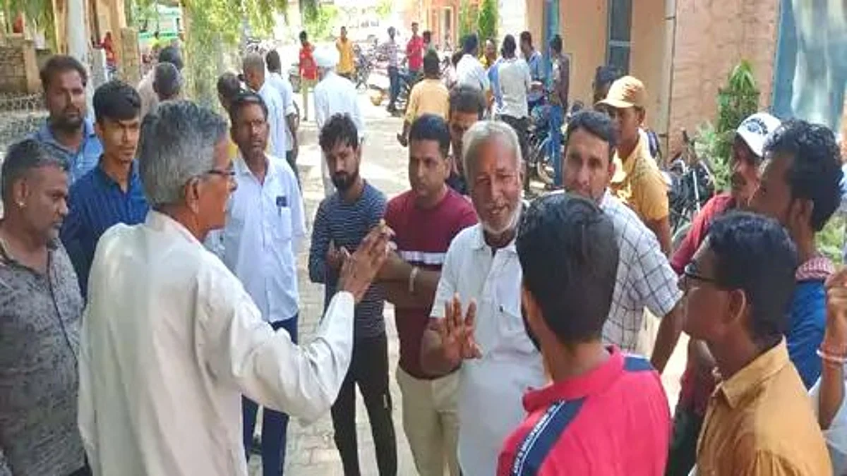 पुजारी के सुसाइड के बाद मंदिर के बाहर जुटी लोगों की भीड़।