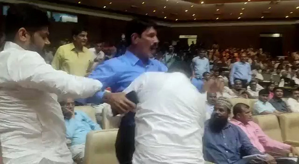 Rajasthan: ये कैसी तानाशाही? मंत्री कल्ला के कार्यक्रम में बोलने पर शिक्षक को पहले पड़े धक्के अब निलंबन