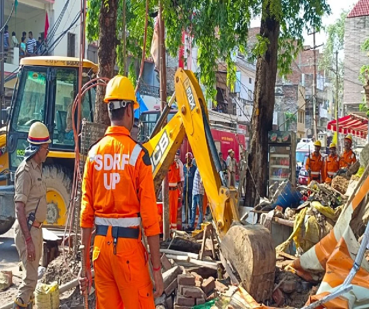 प्रयागराज में बड़ा हादसा: मकान का छज्जा गिरा, मलबे में दबकर 5 की मौत, 9 घायल
