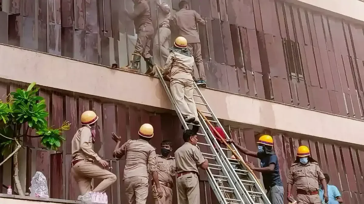 Levana Hotel in Lucknow: होटल में धधकी आग, चार की मौत, दो दर्जन दमकल मौके पर