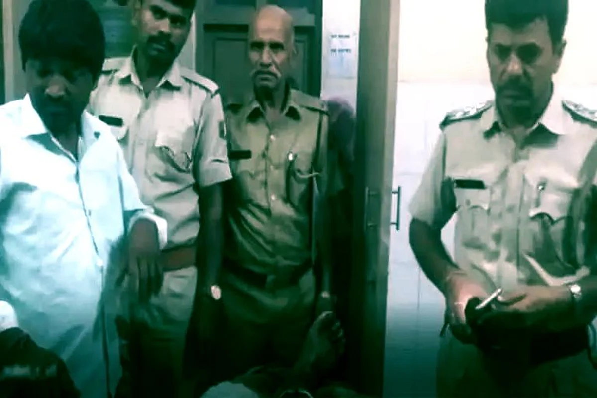 महिला के एक पैर को दांतली से काट दिया और फिर पैर में पड़ी चांदी के कड़े निकाल लिए
