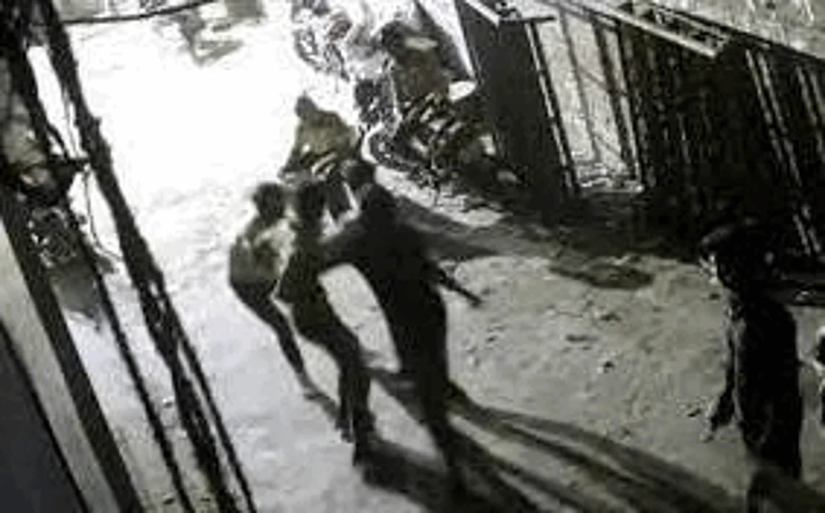 Delhi: कासिम और मोहसिन ने मनीष को चाकू से गोद कर उतारा मौत के घाट; लोग बने रहे मूक दर्शक, देखिए Video