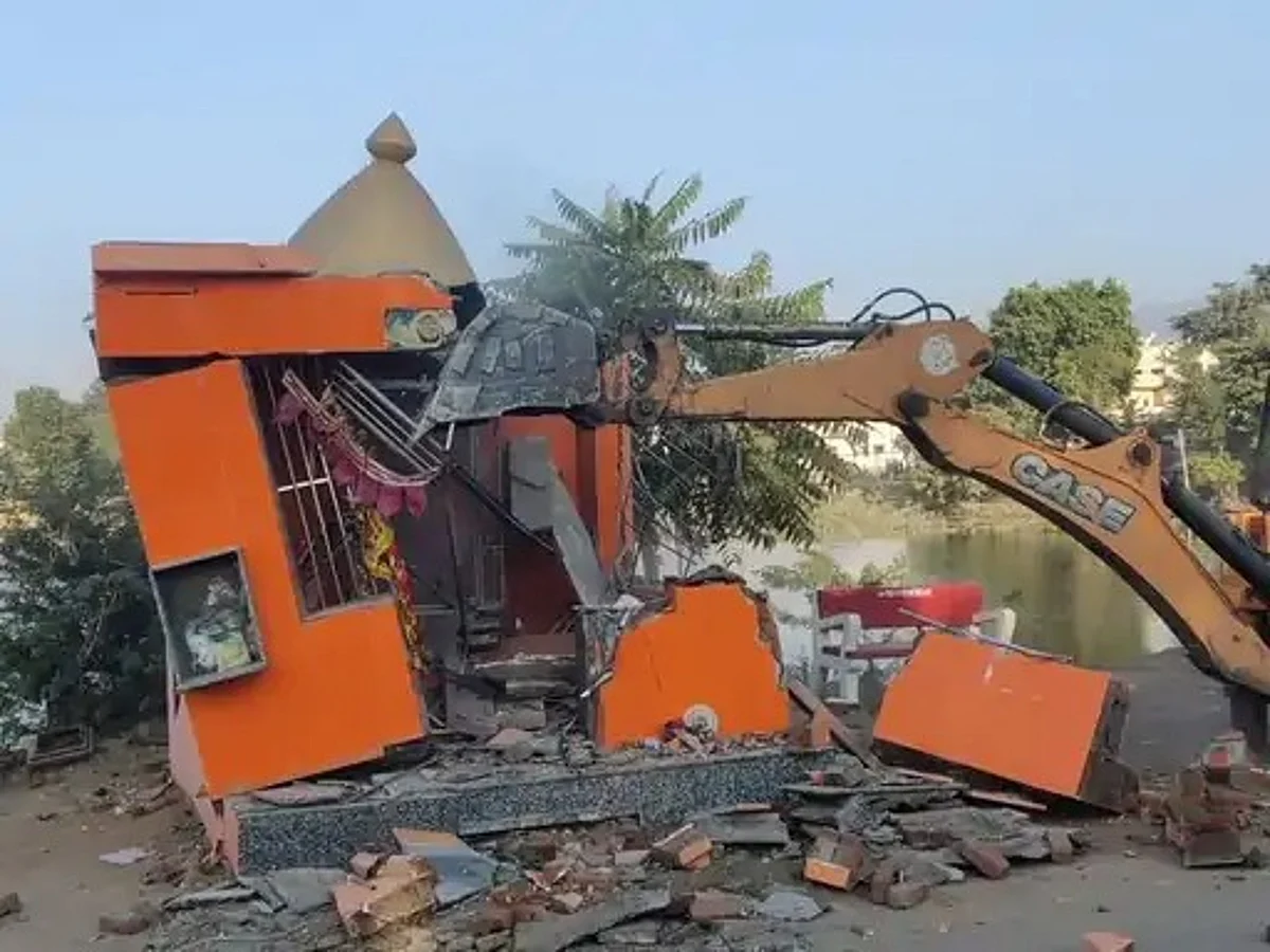 Rajasthan: कोर्ट आदेश पर हनुमान मंदिर तोड़ा, दस्ते को झेलना पड़ा भारी विरोध, पुलिस पर पथराव
