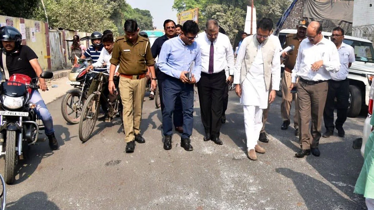 UP: मंत्री ने खुरची सड़क तो निकली मिट्टी, 34 करोड़ की सड़क की खुली पोल