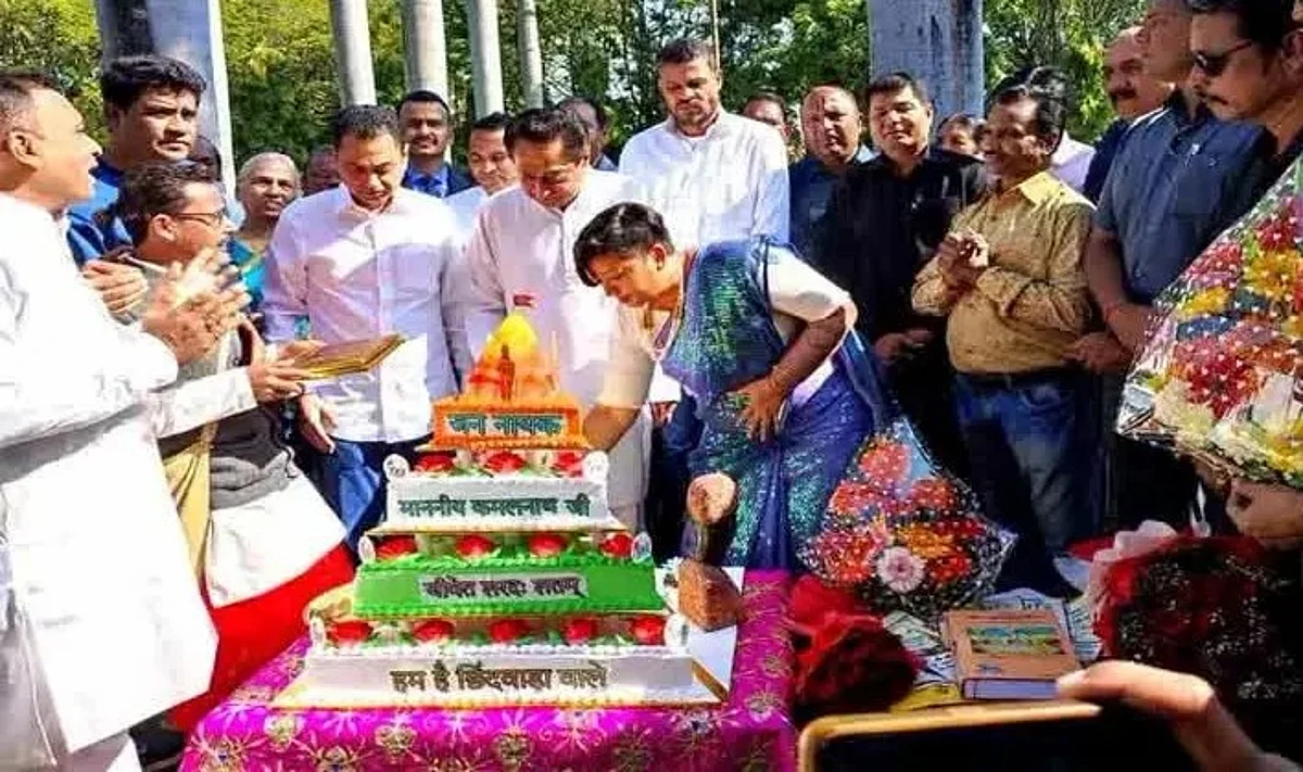 MP News: जन्मदिन बहाना...राम मंदिर निशाना! कमलनाथ के बर्थडे पर कटा मंदिर की आकृति का केक