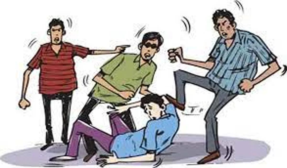 पीड़ित आशीष से बदमाशों ने कार में जमकर मारपीट की