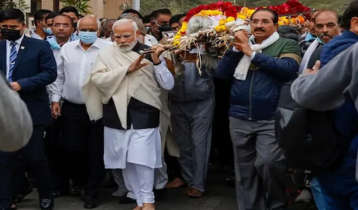 Heeraben Death: सादगी से अंतिम संस्कार, मोदी ने पुत्रधर्म के बाद निभाया राजधर्म; चौतरफा तारीफ