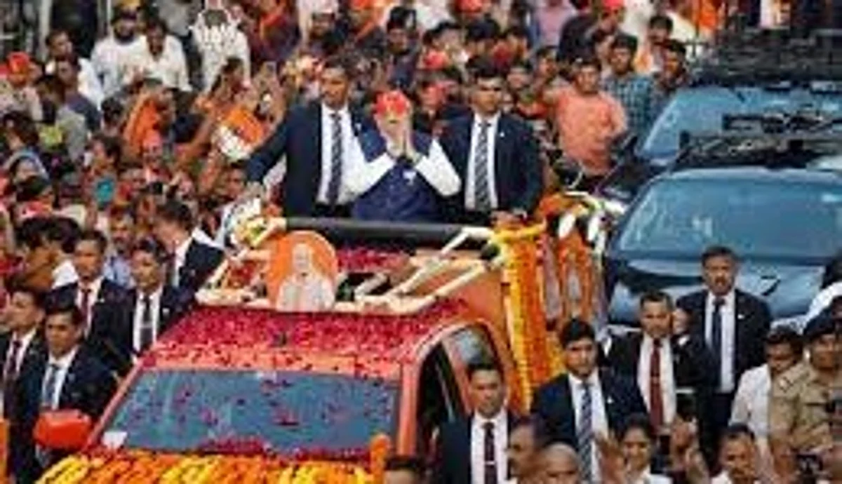 Gujarat Election 2022: मोदी मेगा शो; 50 KM...14 विधानसभा...लाखों लोग...पुष्पवर्षा से स्वागत