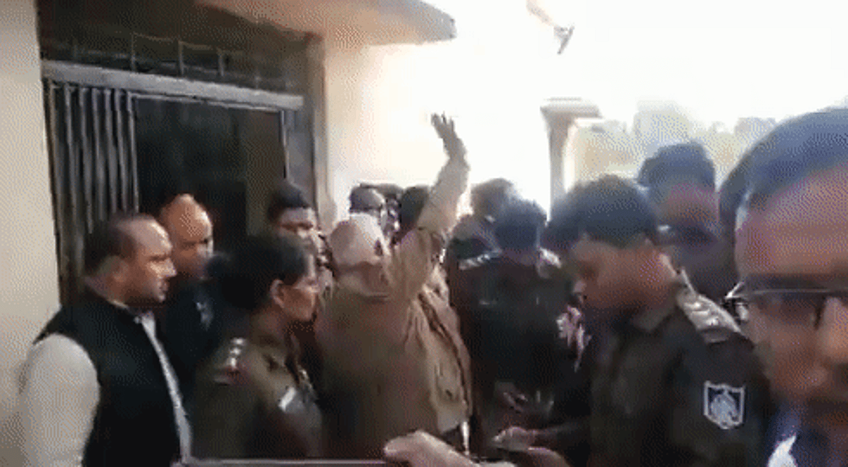 Be Ready To Kill Modi: यह धूर्तता या घटिया मानसिकता? गिरफ्तारी के बाद पटेरिया ने दिखाया 'Victory Sign'