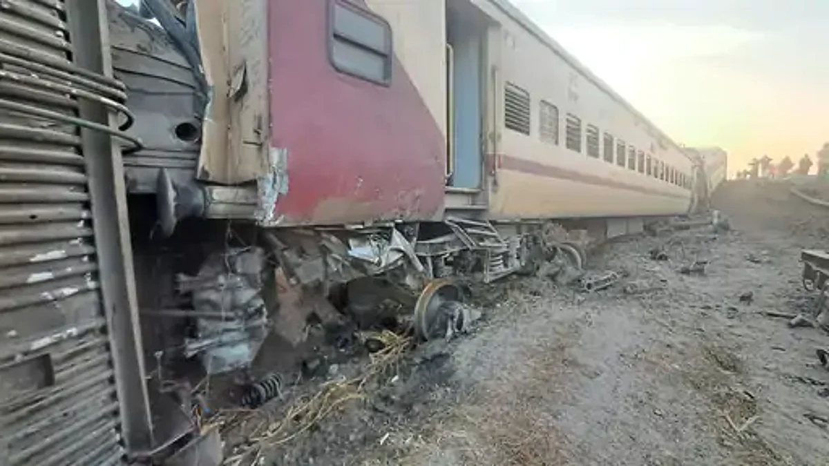 11 डिब्बे पटरी से उतर गए