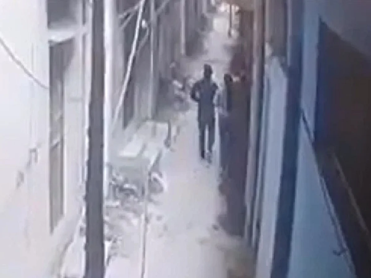 Delhi Crime: आदर्श नगर में हैवानियत, लड़की ने दोस्ती तोड़ी तो लड़के ने किया चाकू से हमला; देखें Video