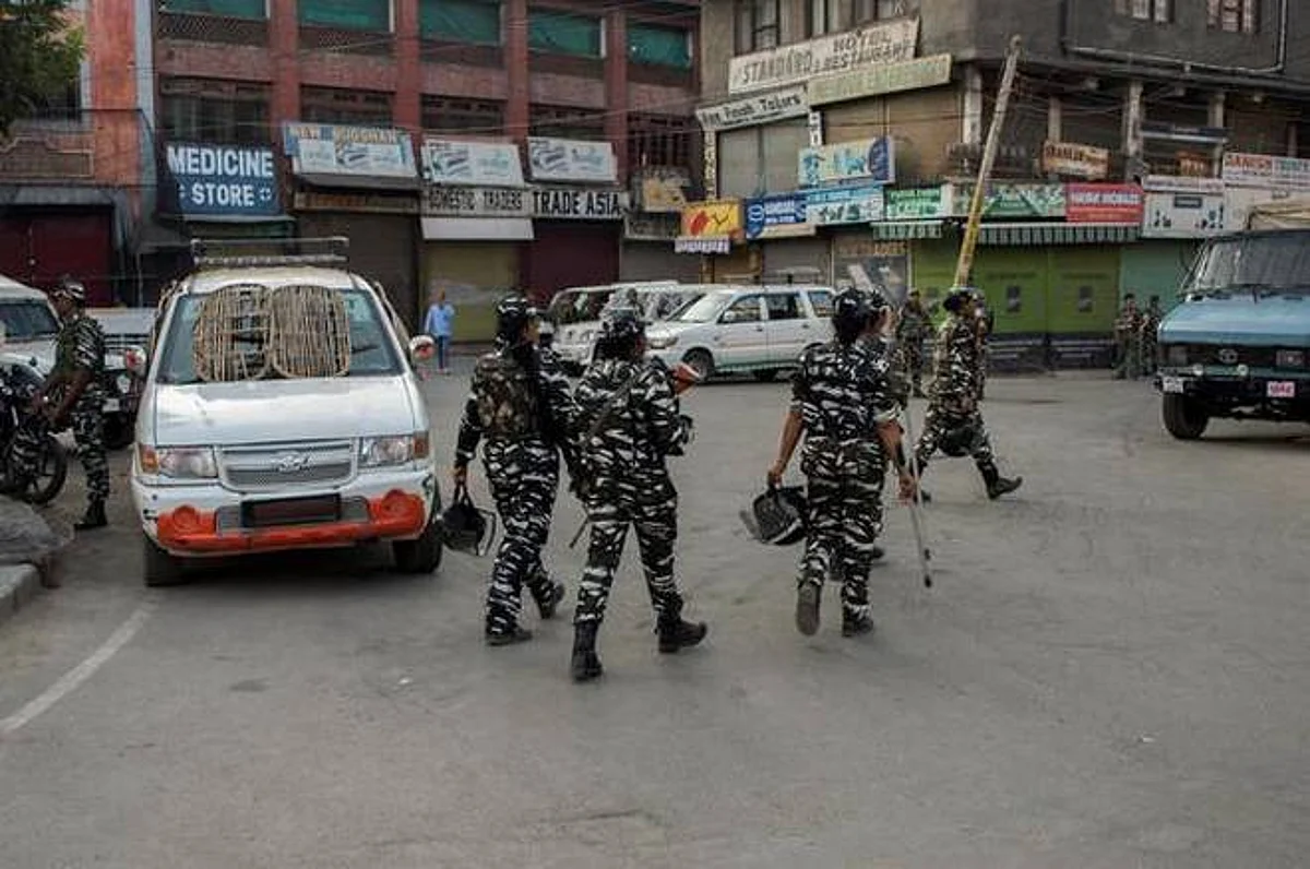 कश्मीर: घाटी के अधिकांश क्षेत्रों से प्रतिबंध हटा