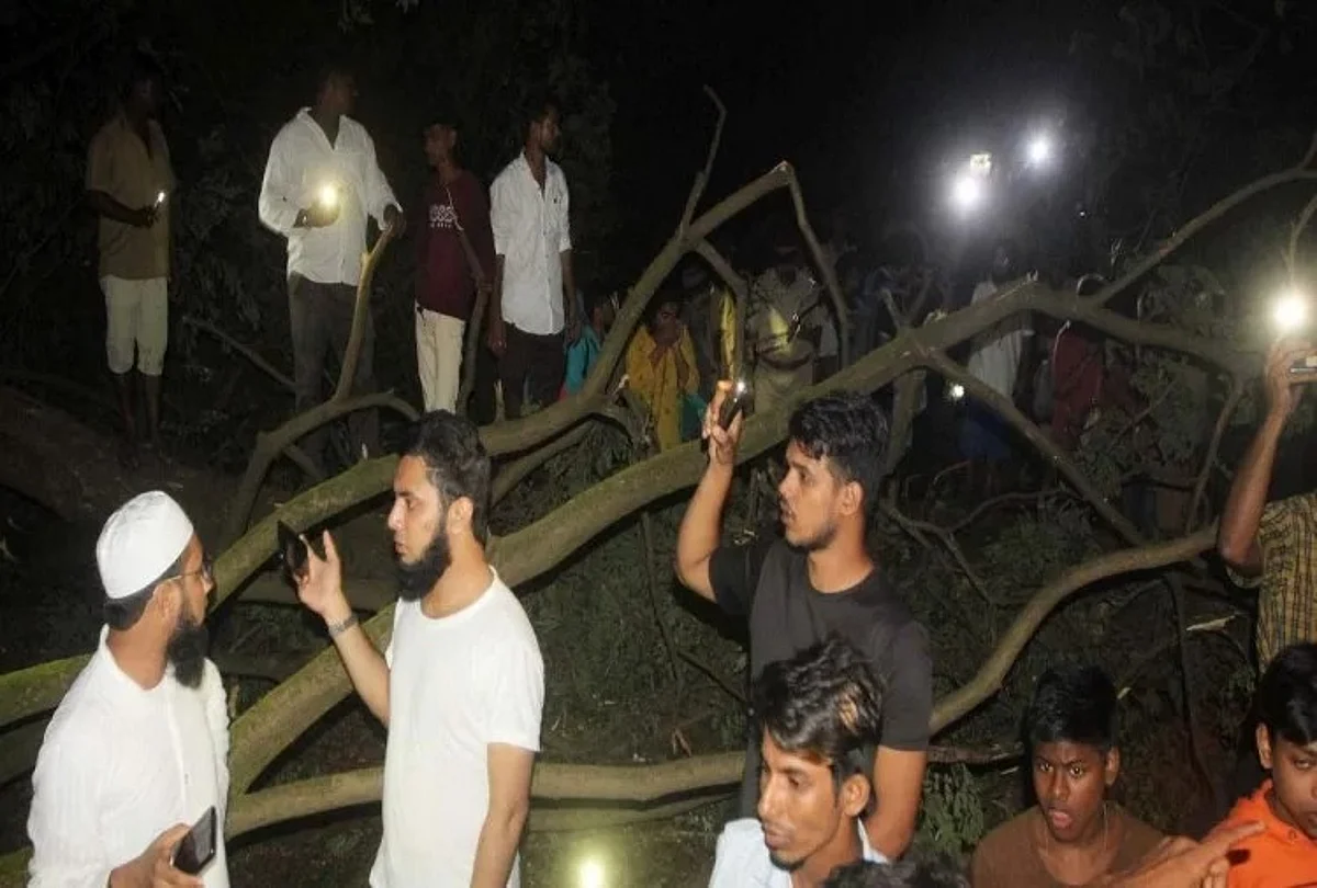मुबंई में पेड काटने का विरोध जारी,