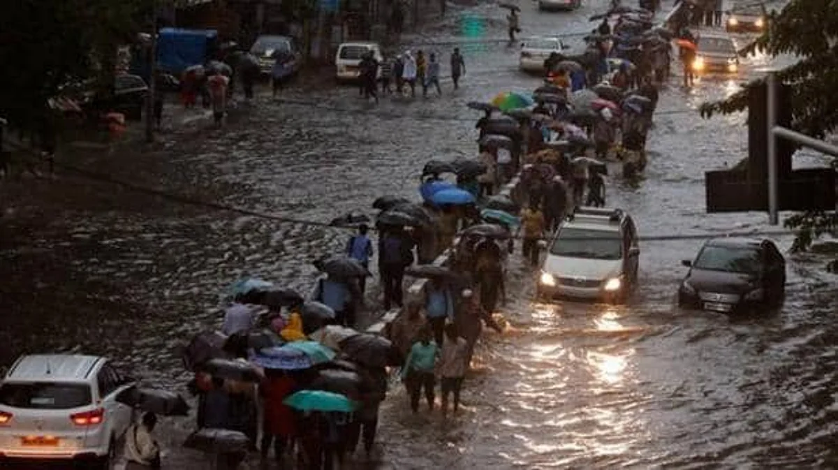 मुंबई में फिर भारी बारिश…नीचले इलाकों में भरा पानी…