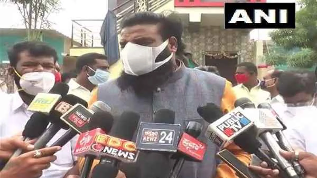 महामारी में कर्नाटक के स्वास्थ्य मंत्री का बेतुका बयान, “भगवान ही बचा सकता है”