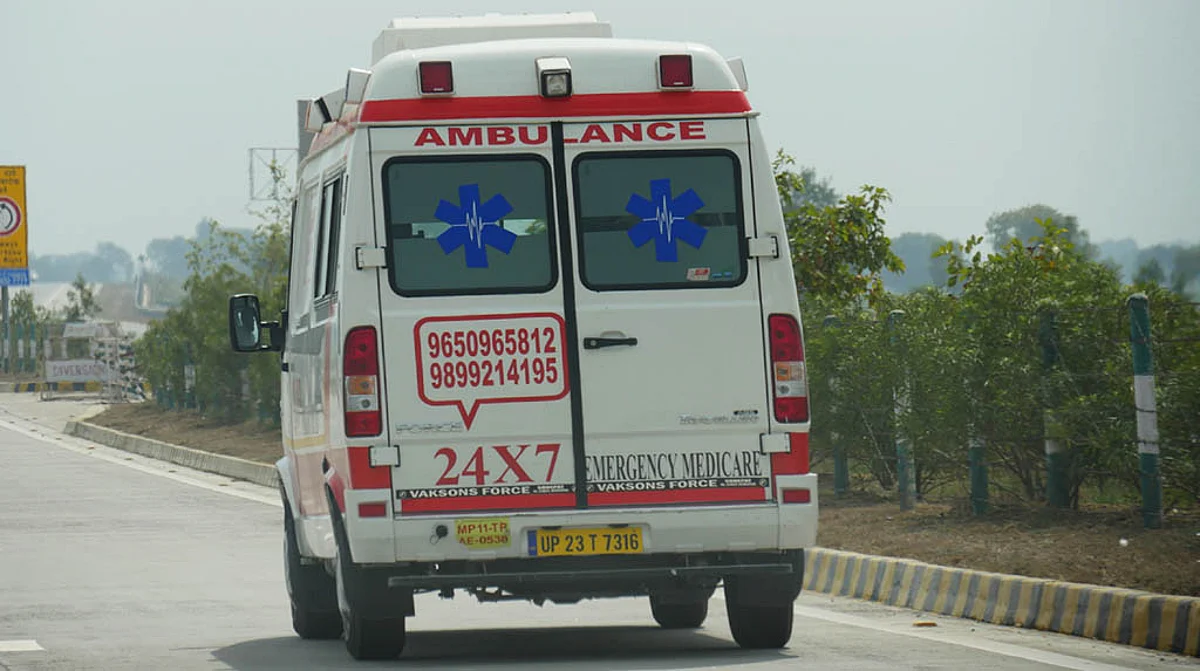 MP से शर्मसार कर देने वाली तस्वीर; Ambulance नहीं मिलने पर पत्नी के शव को मोटरसाइकिल पर बांधकर ले जाने को मजबूर हुआ पति