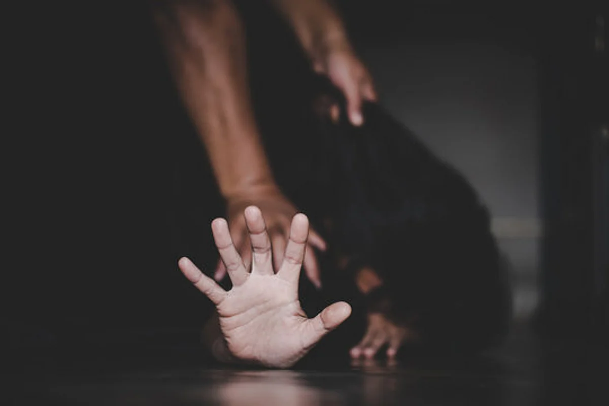 Pakistan में शादी की पहली ही रात लुटेरों ने पति के सामने किया दुल्हन का Gang Rape