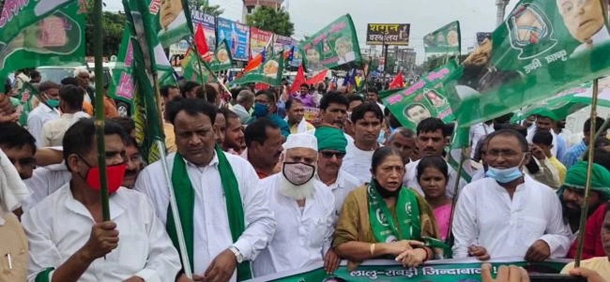 राजद ने महंगाई के खिलाफ किया प्रदर्शन, नरेंद्र मोदी और नीतीश कुमार का जलाया पुतला