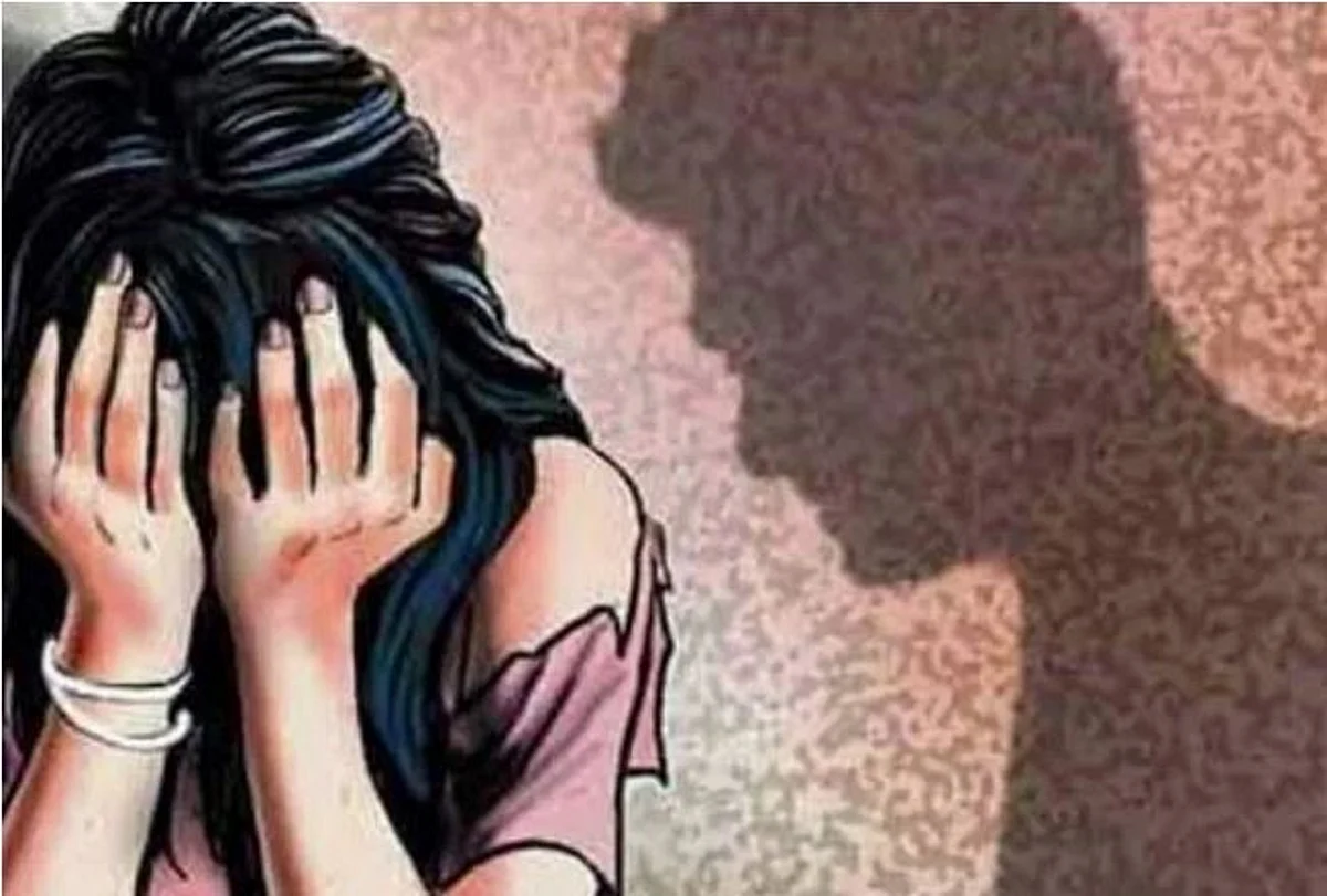 दुष्कर्मी ‘बाप’: 12 साल की बच्ची से बड़े पापा ने किया दुष्कर्म, बदनामी के डर से मां चुप रही तो पिता ने भी कर दी हैवानियत, दोनों गिरफ्तार