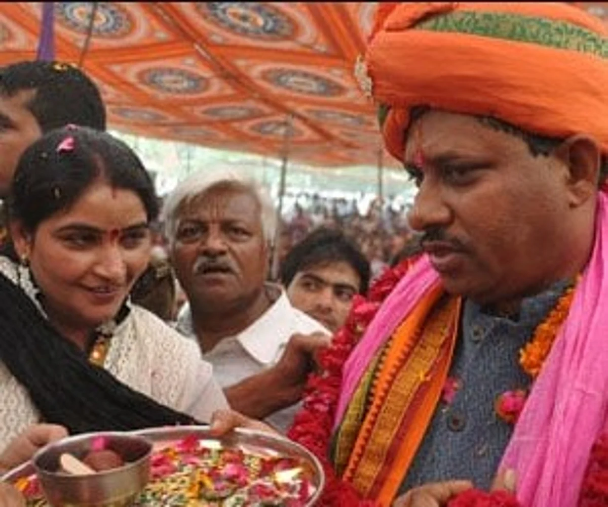 कोर्ट में पेश हुए बीजेपी सांसद राम शंकर कठेरिया ,गैर जमानती वारंट हुआ था जारी ,पढ़ें मामला