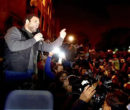 JNU में हुए प्रदर्शन को समर्थन देने राहुल गांधी JNU भी पहुंचे थे। Photo | Dainik Bhaskar