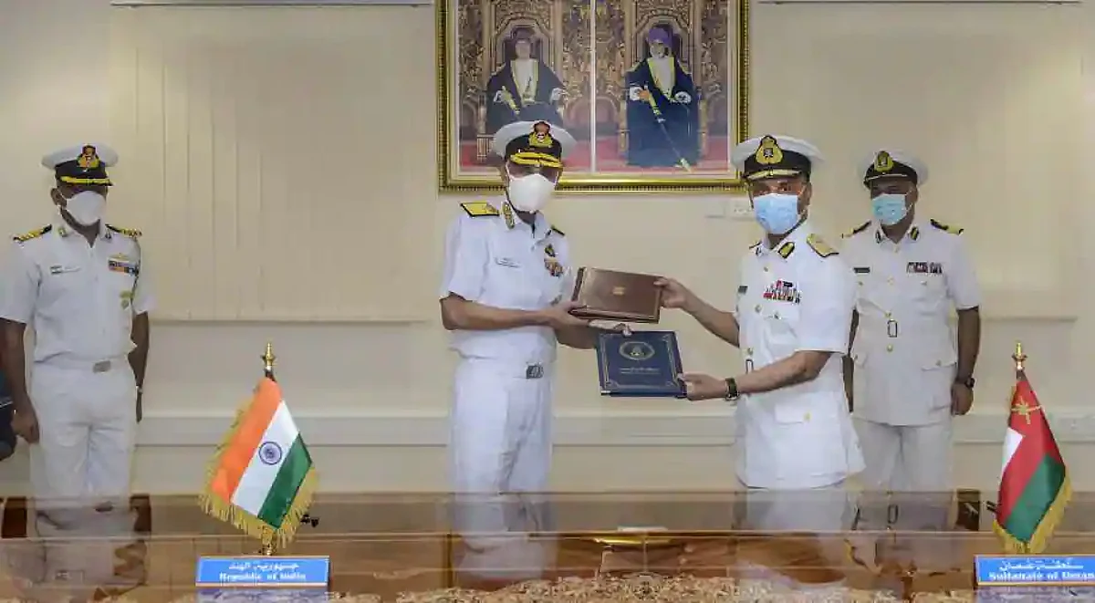 नौसेना प्रमुख एडमिरल करमबीर सिंह तीन दिवसीय ओमान यात्रा पर, समुद्री सुरक्षा के लिए भारत-ओमान की नौसेनाओं में हुआ व्हाइट शिपिंग समझौता