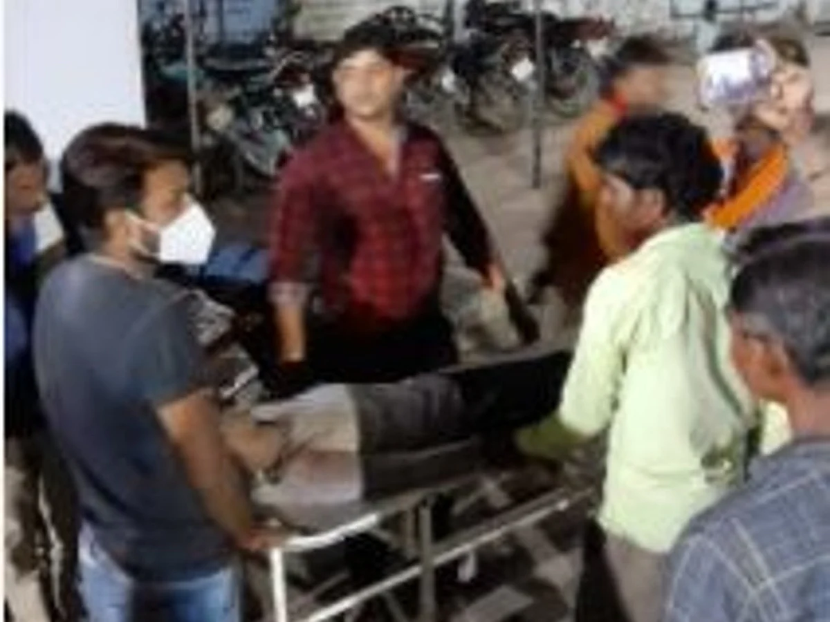 अनियंत्रित गिट्टी से भरा ट्राला कच्चे मकान पर गिरा, 4 की मौत माता-पिता घायल
