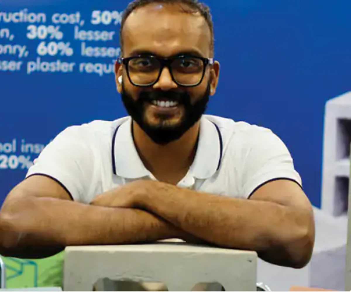 सिविल इंजीनियर पराली और राख से बना रहा ईंटें, 10 महीनों में ही मिले 3.5 करोड़ के ऑर्डर
