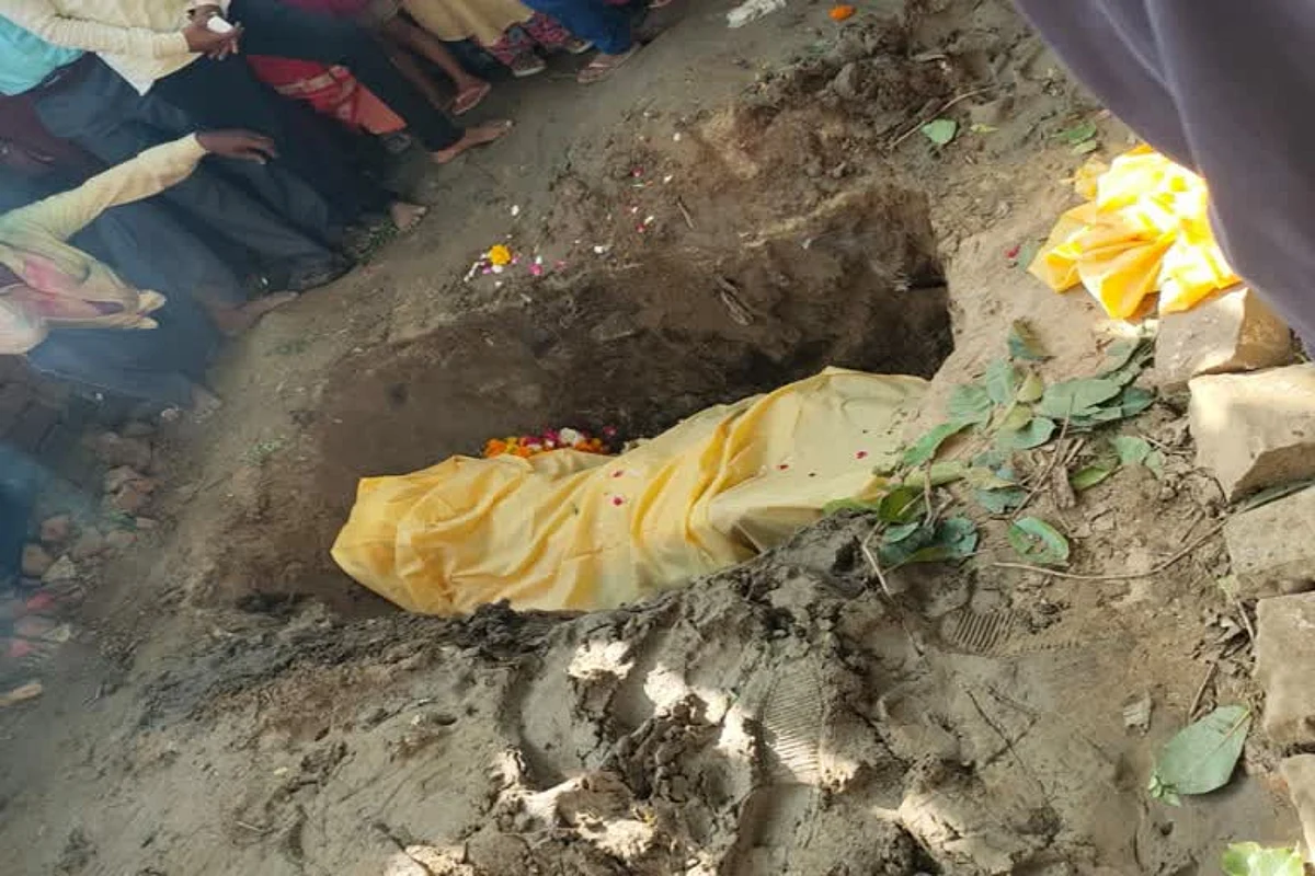 मुरैना : समाधी लेने को ‘पप्पड़ बाबा’ लेटे गड्ढे में , पुलिस ने पहुंच कर निकला , कराया अस्पताल में भर्ती