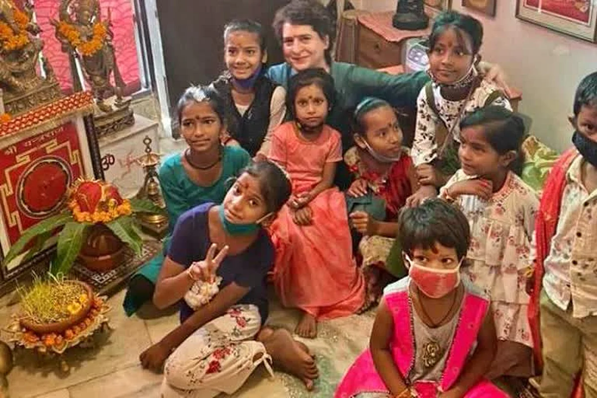 दुर्गा अष्टमी के मौके पर बुआ के घर पहुंची प्रियंका गाँधी , कन्या पूजन भी किया