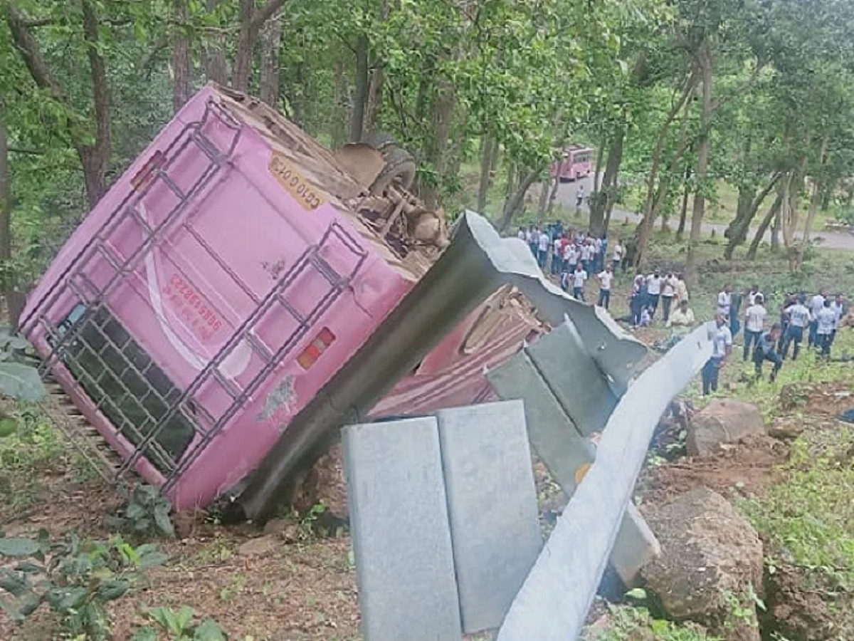 छत्तीसगढ़ में पलटी जवानों से भरी बस: सीएम ड्यूटी के लिए 38 जवानों को लेकर जा रही बस मैनपाट के पास 15 फीट गहरी खाई में जा गिरी; 12 घायल, 4 गंभीर