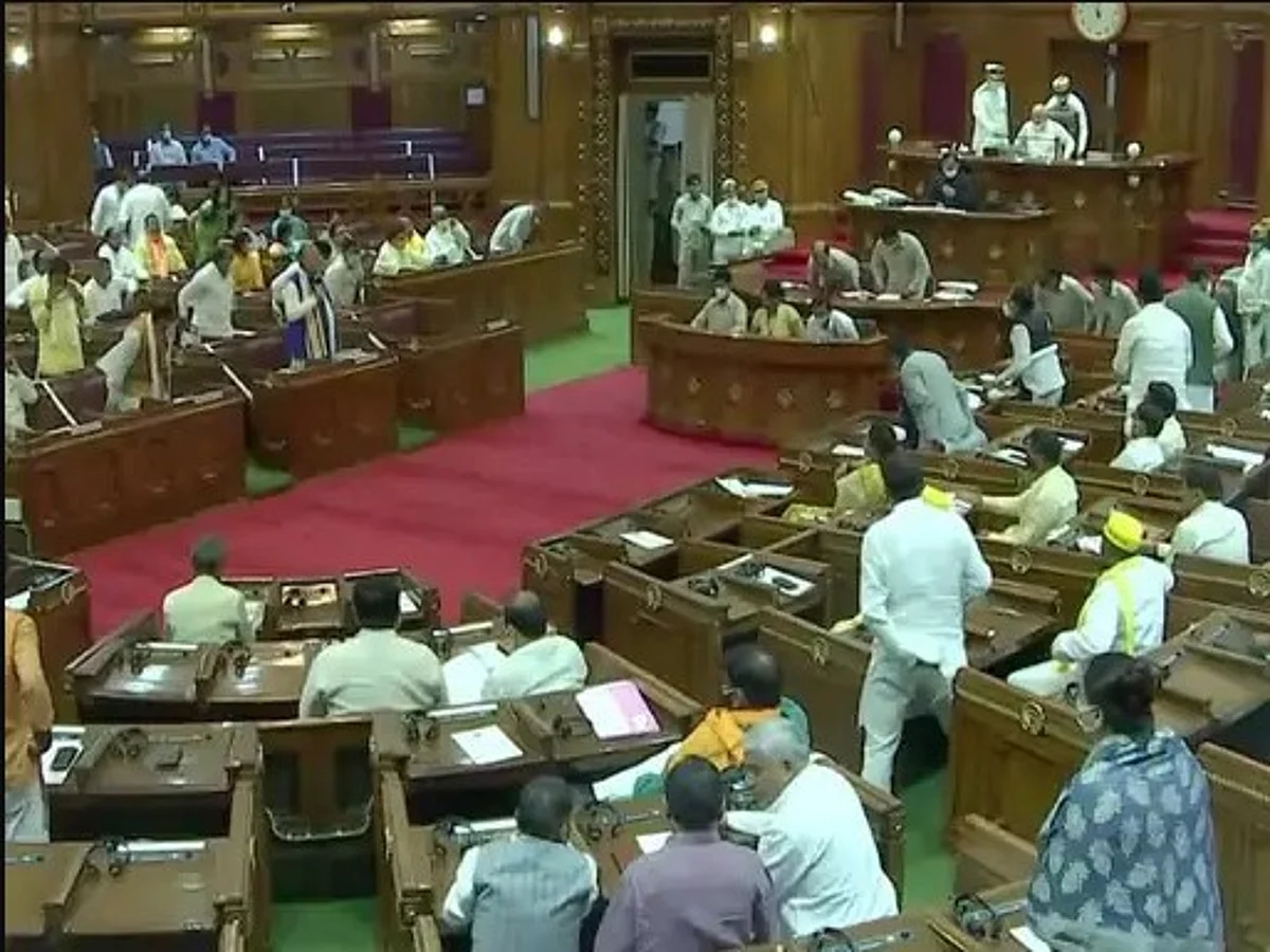 विधानसभा विशेष सत्र : लखीमपुर खीरी हिंसा पर विपक्ष ने किया हंगामा