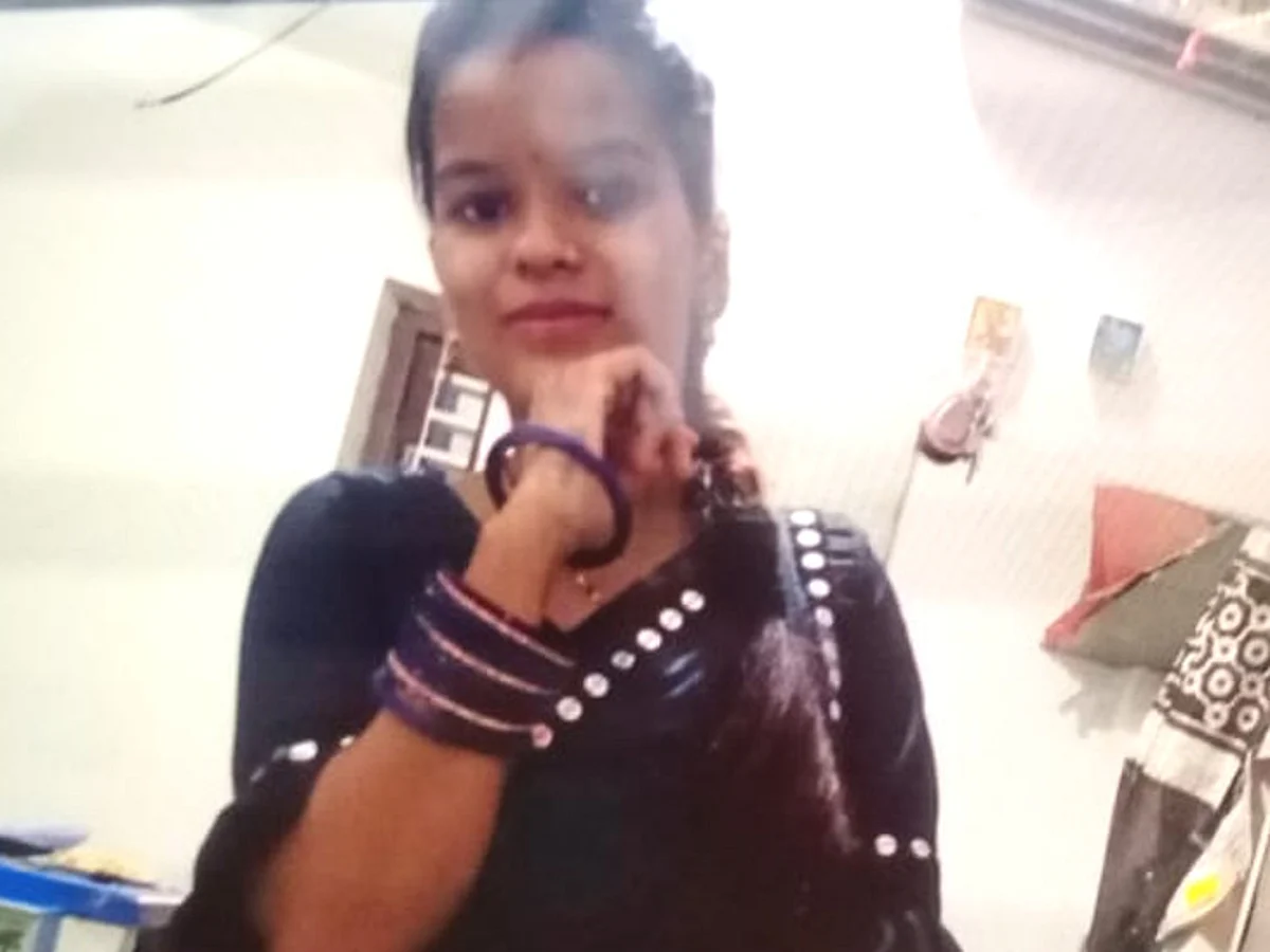 पति ने नहीं पहनी थी पत्नी की मनपसंद शर्ट, पत्नी ने कर की आमहत्या: ऑफिस जाने से पहले हुआ था झगड़ा, फोन पर कहा- मुझे बात करनी है