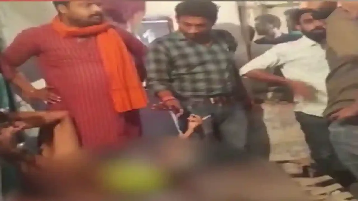 मां-बाप ही बने बच्चों के दुश्मन‚ जंजीरों से बांधकर उल्टा लटकाया; 8 घंटे तक करहाते रहे, मां बाेली हमारे बच्चे हैं‚ हम जो चाहें करें