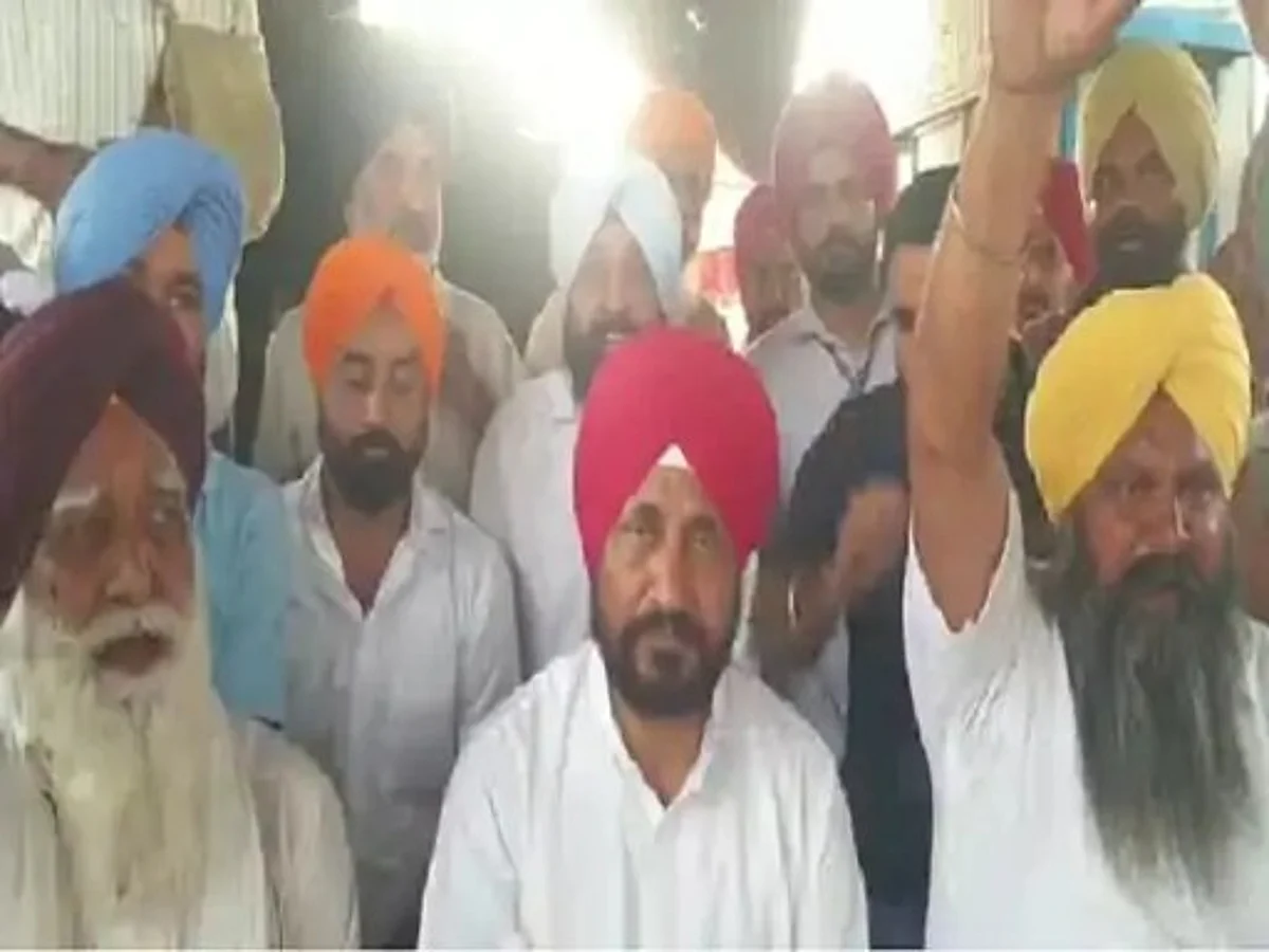अचानक किसानों के बीच पहुंचे CM चन्नी, बुजुर्ग से गले मिले, वहीं खाया खाना, आंदोलन में जान गंवाने वाले किसानों की याद में स्टेडियम बनाने का ऐलान